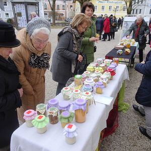   ...und am Wochenmarkt angeboten. 