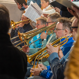 Festgottesdienst, umrahmt vom Kirchenchor und Orchester