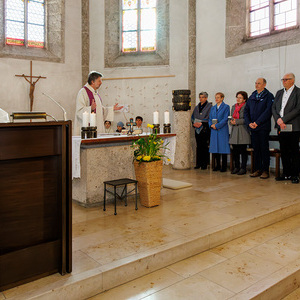 Pfarrer Karl Sperker mit Katharina Brandstetter, Ministranten u. Seelsorgeteam