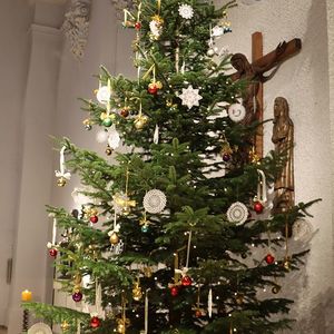 Weihnachtsschmuck in St. Quirinus