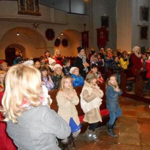 Weihnachtsgottesdienst der Volksschule / © Pfarrgemeinde Ostermiething Weihnachtsgottesdienst der Volksschule