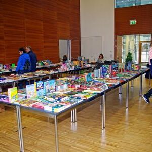 Weihnachtsbuchausstellung mit Kreativmarkt